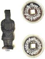 AUSLÄNDISCHE MÜNZEN,Isle  of  Man Elisabeth II. 1952 - 2022 1 Crown 2009.  Terrakotta Arme.  KM 1374 a und 1376 a.  LOT. 2 Stück.  Im Originaletui mit Zertifikat und kleiner Figur.