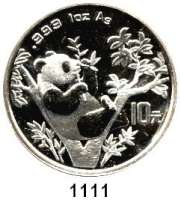 AUSLÄNDISCHE MÜNZEN,China Volksrepublik seit 1949 10 Yuan 1995 (Silberunze).  Panda in einer Astgabel beim Verzehr von Bambus.  Zweig mit 9 Blättern.  Schön 777.  KM 732.  In Kapsel.