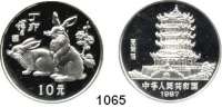 AUSLÄNDISCHE MÜNZEN,China Volksrepublik seit 1949 10 Yuan 1987.  Jahr des Feuers mit dem Hasen.  Schön 130.  KM 169.  In Kapsel.  Im Originaletui mit Zertifikat.