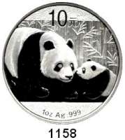 AUSLÄNDISCHE MÜNZEN,China Volksrepublik seit 1949 10 Yuan 2011 (Silberunze).  Panda mit Jungtier.  Schön 1802.  KM 1980.  In Kapsel.
