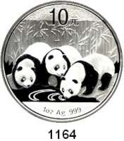AUSLÄNDISCHE MÜNZEN,China Volksrepublik seit 1949 10 Yuan 2013 (Silberunze).  Drei Pandas am Gewässer.  Schön 1948.  In Kapsel.