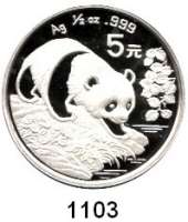 AUSLÄNDISCHE MÜNZEN,China Volksrepublik seit 1949 5 Yuan 1994 (1/2 Silberunze).  Panda bei der Annäherung an ein Gewässer.  Schön 620.  KM 621.  In Kapsel.