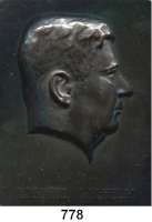 M E D A I L L E N,Personen Wilhelm, Richard (Evangelischer Theologe) Einseitige hohlgearbeitete Bronzeplakette 1925 (Dautert). Kopf nach rechts, darunter RICHARD WILHELM. 97 x 76 mm. 83,3 g.