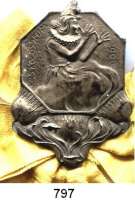 M E D A I L L E N,Städte München Einseitige Weissmetall Plakette 1906 mit Schleife. (Hersteller Lindner, München). Kil´s Colosseum. Sitzender Harlekin. 56 x 41 mm.