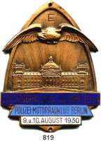 M E D A I L L E N,Automobile / Motorsport Bronzeplakette 1930 im Spitzbogen (unsigniert). 2. Reichsverfassungszielfahrt des Polizei-Motorradklubs in Berlin. Abbildung des Reichstagsgebäudes, darüber schwebender Adler, dessen Flügel ebenso wie die unten angebrachten Schrifttafeln den Rand überschreitend. Hersteller ROBERT NEFF/BERLIN W.30. 84 x 65 mm. 83,4 g.