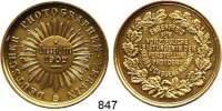 M E D A I L L E N,Photographie Düsseldorf Vergoldete Medaille 1902. Ehrenpreis für vorzügliche Leistungen in der Herstellung Photogr. Gebrauchsgegenstände. 39,1 mm. 25,74 g. Rand : J. SCHMIDT FRANKFURT A/M.