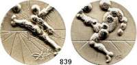 M E D A I L L E N,Medailleur Salvador Dali LOT. von 2 Silbermedaillen(999). Auf die Fußball WM 1982 in Spanien. 45,7 mm. 40 g. Jeweils im Plexiglasrahmen. Im Originaletui mit Begleitheft.