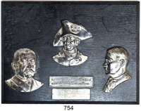 M E D A I L L E N,Personen Hitler, Adolf Holzplakette 1936 mit drei aufgesetzten versilberten Brustbildern. König Friedrich II. von Preußen, Paul von Hindenburg und Adolf Hitler. Mit Widmunsplakette des Gesamt-Schulverband Hollingstedt-Glüsing. Plakette 24,5 x 33 cm. Brustbilder :10 cm.