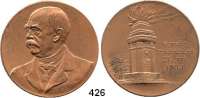 M E D A I L L E N,Personen Bismarck, Fürst Otto von Bronzemedaille 1903 (F. S.).  Auf die Einweihung der Bismarck-Säule in Friedrichsruh durch die deutsche Studentenschaft.  Brustbild nach links.  Ansicht der Säule.  42,6 mm.  32,7 g.  Bennert 266.