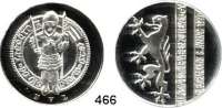 M E D A I L L E N,Numismatik  Feinsilbermedaille 1997 (König, Zella-Mehlis).  Auf die Neugründung des Numismatischen Vereins zu Leipzig am 8. Januar 1997.  Brakteat Otto des Reichen. / Leipziger Wappen dahinter die aufragenden Landsberger Pfähle die hier als Schrifttext gestaltet sind.  35 mm.  14,54 g.  Auflage 100 Exemplare.  Im Etui.