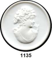 MEDAILLEN AUS PORZELLAN,Staatliche Porzellan-Manufaktur MEISSEN Ohne Ortsangabe Weiße einseitige Medaille o.J.  Frau mit Brosche.  Ohne Schwertermarke.  41,5 mm.  Rückseite Inkuseprägung.