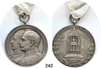 M E D A I L L E N,Schützen Spandau Silbermedaille 1913 (L. Chr. Lauer, Nürnberg).  Zur Jahrhundertfeier der Befreiung Spandaus.  Preis der Schützengilde.  Doppeltes Brustbild links König Friedrich Wilhelm III. und Kaiser Wilhelm II. /  Denkmal der Schützengilde Spandau.  40 mm.  Randpunze : SILBER 990.  Am Original-Halsband.