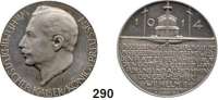M E D A I L L E N,Weltkrieg  Silbermedaille 1914 (Lauer, Nürnberg).  Auf seine Rede zum Ausbruch des Krieges.  Kopf nach links. /  9 Textzeilen, darüber Thron hinter drei Schwertern.   33,3 mm.  17,87 g.  Randpunze 