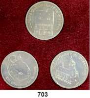 Deutsche Demokratische Republik,Thematische Sätze  Martin-Luther-Ehrung der DDR.  5 Mark 1982  Wartburg, 1983 Luthers Geburtshaus in Eisleben und Schloßkirche zu Wittenberg.  LOT. 3 Stück im Etui (roter Stoff).  Mit Echtheitszertifikat der Staatsbank der DDR und Stempel  