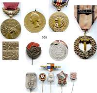 Orden, Ehrenzeichen, Militaria, Zeitgeschichte,Ausland Tschechoslowakei 65 Orden und Abzeichen aus der Tschechoslowakei und der Slowakei.  Darunter Abzeichen der tschechischen Faschistischen Partei.  Beigegeben 13 weitere Abzeichen.  LOT. 78 Stück.