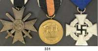 Orden, Ehrenzeichen, Militaria, Zeitgeschichte,Deutschland Drittes Reich Konvolut einer Person.  Treuedienst-Ehrenzeichen für 25 Jahre; Sudetenmedaille 1. Oktober 1938 und Kriegsverdienstkreuz mit Schwertern  II. Klasse (Buntmetall).  LOT. 3 Stück.