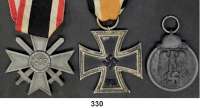 Orden, Ehrenzeichen, Militaria, Zeitgeschichte,Deutschland Drittes Reich Konvolut einer Person.  Eisernes Kreuz II. Klasse 1939; Medaille 1942 Winterschlacht im Osten (in der Öse Hersteller Nr. 6) und Kriegsverdienstkreuz II. Klasse mit Schwertern.  Material Zink (in der Öse Hersteller 10).  LOT. 3 Stück.