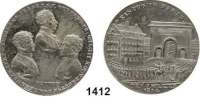 AUSLÄNDISCHE MÜNZEN,Russland Alexander I. 1801 - 1825 Versilberter Messingjeton 1814 (Stettner).  Auf den Einzug der Verbündeten in Paris.  Uniformierte Brustbilder von König Friedrich Wilhelm III. von Preußen,  Franz I. und Alexander I. / Soldaten ziehen durch den Triumphbogen in Paris  37,5 mm.  15,68 g.
