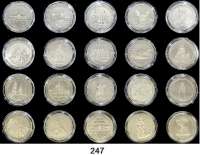 M E D A I L L E N,Sport  Klappetui mit 20 versilberten Medaillen zur Fußball Europameisterschaft 2012.  33 mm.