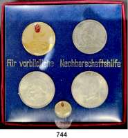 Deutsche Demokratische Republik,M E D A I L L E N  Ehrenzeichen für vorbildliche Nachbarschaftshilfe (Auszeichnung der Nationalen Front der DDR, seit 1973). Im Etui (mit Sichtfenster) mit drei Kursgedenkmünzen (10 Mark Buchenwald; 20 Mark Pieck und Thälmann) und Medaille mit dem Motiv der Nachbarschaftshilfe.
