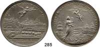 M E D A I L L E N,Krieg und Frieden  Silbermedaille 1779 (J. L. Oexlein).  Auf den Frieden zu Teschen.  Fama mit Fanfare schwebt über der Stadtansicht von Teschen. / Flora steht nach rechts in üppiger Landschaft und schmückt sich mit Blumengewinden, darüber nach links schwebende Pax mit Füllhorn und Ölzweig.  46 mm.  21,7 g.  F. u. S. 4489.  Slg. Marienburg 4780.  Slg. Julius 2504.