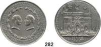 M E D A I L L E N,Befreiungskriege  Zinnmedaille 1814 (Pfeuffer).  Auf den Einzug in Paris.  Köpfe des preußischen Generalfeldmarschalls Gebhard von Blücher und des k. k. Feldmarschalls Karl Fürst Schwarzenberg im Lorbeerkranz einander gegenüber. /  Truppen ziehen durch den Triumphbogen, darüber drei Sterne und Komet.  38,5 mm.  17 g.  Slg. Julius 2874.  Bramsen 1377.