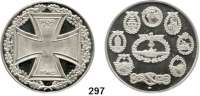 M E D A I L L E N,Weltkrieg  Moderne Silbermedaille o.J. (925).  Eisernes Kreuz 1939/1945. / Abzeichen der verschiedenen Waffengattungen.  40 mm.  23,19 g.