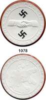 MEDAILLEN AUS PORZELLAN,Staatliche Porzellan-Manufaktur MEISSEN München 1938 weiß.  Anschluß der Ostmark.  Rand rot und die beiden Hakenkreuze schwarz.