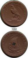 MEDAILLEN AUS PORZELLAN,Staatliche Porzellan-Manufaktur MEISSEN München 1940 braun.  Feldzug gegen Holland und Belgien.  Rand grün und das Hakenkreuz schwarz.