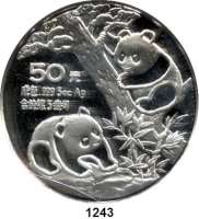 AUSLÄNDISCHE MÜNZEN,China Volksrepublik seit 1949 50 Yuan 1990 (Silber, 5 Unzen).  Zwei Panda Jungtiere.  Schön 274.  KM 273.  Im Originaletui mit Zertifikat.  (Kapsel defekt).