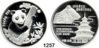 AUSLÄNDISCHE MÜNZEN,China Volksrepublik seit 1949 Silbermedaille (Unze).  Pandamotiv.  Zur Münzmesse München 1996.  Im Originaletui mit Zertifikat.