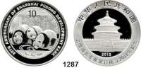 AUSLÄNDISCHE MÜNZEN,China Volksrepublik seit 1949 10 Yuan 2013 (Silberunze).  Pandafamilie am Wasser - 20 Jahre Shanghai Pudong Develoment Bank.  Schön 1958.  Im Originaletui mit Zertifikat.