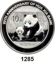AUSLÄNDISCHE MÜNZEN,China Volksrepublik seit 1949 10 Yuan 2012 (Silberunze).  Panda mit Jungtier - 20 Jahre Bank von Hua Xia.  Schön 1906.  Im Originaletui mit Zertifikat.