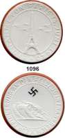 MEDAILLEN AUS PORZELLAN,Staatliche Porzellan-Manufaktur MEISSEN München 1940 weiß.  Einnahme von Paris.  Rand rot und das Hakenkreuz schwarz.