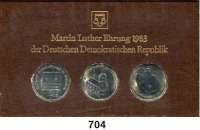 Deutsche Demokratische Republik,Thematische Sätze  Martin-Luther-Ehrung der DDR.  5 Mark 1983 Wartburg ,Luthers Geburtshaus in Eisleben und Schloßkirche zu Wittenberg.  Im Münzrahmen (braun) mit Aufschrift 