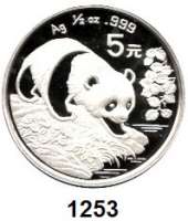 AUSLÄNDISCHE MÜNZEN,China Volksrepublik seit 1949 5 Yuan 1994 (1/2 Silberunze).  Panda bei der Annäherung an ein Gewässer.  Schön 620.  KM 621.  In Kapsel.