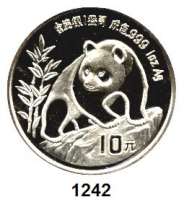 AUSLÄNDISCHE MÜNZEN,China Volksrepublik seit 1949 10 Yuan 1990 (Silberunze).  Jahreszahl mit Serifen.  Panda besteigt Felsen.   Schön 273.  KM 276.  In Kapsel.