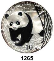 AUSLÄNDISCHE MÜNZEN,China Volksrepublik seit 1949 10 Yuan 2001 (Silberunze).  Panda in Bambuspflanzung.  Schön 1268.  KM 1365.  In Kapsel.