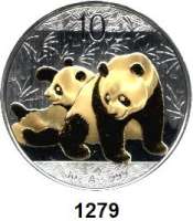 AUSLÄNDISCHE MÜNZEN,China Volksrepublik seit 1949 10 Yuan 2010 (Silberunze, teilvergoldet).  Zwei Panda beim Spielen.  Schön 1772.  KM 1931.  In Kapsel.
