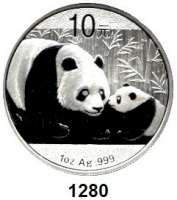 AUSLÄNDISCHE MÜNZEN,China Volksrepublik seit 1949 10 Yuan 2011 (Silberunze).  Panda mit Jungtier.  Schön 1802.  KM 1980.  In-Kapsel.