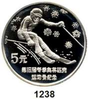 AUSLÄNDISCHE MÜNZEN,China Volksrepublik seit 1949 5 Yuan 1988.  Olympische Spiele - Skifahrer.  Schön 169.  KM 201.  In Kapsel.