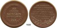MEDAILLEN AUS PORZELLAN,Staatliche Porzellan-Manufaktur MEISSEN Berlin 1955 (59 mm) braun, Rand und Schrift beiderseits gold..  10 Jahre Konsum-Genossenschaft.