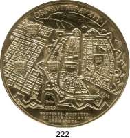M E D A I L L E N,Städte Berlin Vergoldete Bronzemedaille 1987.  Zur 750Jahrfeier mit der Rs. einer Medaille von Raimund Faltz mit dem Stadtplan von 1700.  Nachprägung der Staatlichen Münze.  65 mm.  96,24 g.  Im Orig.-Lederetui.