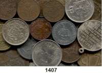 AUSLÄNDISCHE MÜNZEN,Rumänien L O T S     L O T S     L O T S 34 Münzen vor 1946 von 2 Bani bis 2000 Lei (darunter zwei offiziel außer Kurs gesetzte Münzen) und zwei Medaillen 1906 und 1939.  LOT. 36 Stück.