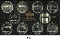 Deutsche Demokratische Republik,  5 Mark 1971 bis 1987.  Brandenburger Tor.  SATZ. 10 Stück mit 1983 und 1985.  Im Originalrahmen.