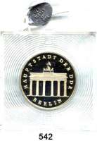 Deutsche Demokratische Republik,  5 Mark 1982.  Brandenburger Tor.  In Kapsel mit Plombe 