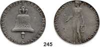 M E D A I L L E N,Olympiade Berlin 1936 Offizielle Silbermedaille 1936 (Karl Roth).  Steh. Viktoria mit Lorbeerzweig und Lorbeerkranz. / Glocke.  Rand : PREUSS. STAATSMUENZE FEINSILBER.  36,4 mm.  21,3 g.  In Originalschachtel mit Aufdruck 