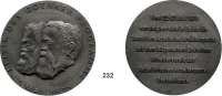 M E D A I L L E N,Städte Gotha Weißmetall-Gußmedaille o.J.  Gedenkstätte Gothaer Parteitag 1875 - Kritik des Gothaer Programms.  Köpfe von Karl Marx und Friedrich Engels nach links. /  7 Textzeilen.  72 mm.  153,3 g.  In Originalschachtel.