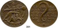 M E D A I L L E N,Weimarer Republik  Bronzemedaille 1923.  Satirische Medaille auf die französische Besetzung des Rheinlandes.  Großes Fragezeichen über Poincaré Zitat. /  Gallischer Hahn an Spindelpresse darunter liegend deutscher Bergmann.  