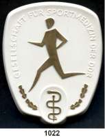 MEDAILLEN AUS PORZELLAN,Staatliche Porzellan-Manufaktur MEISSEN Berlin 1968 weiß, Läufer, Äskulapstab und Eichenblätter gold.  Gesellschaft für Sportmedizin der DDR.  Weigelt 4062.  (Auflage 150 Exemplare).  Schildförmig,  97 x 80 mm.